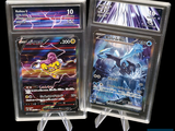 deux cartes Pokémon exposées dans un étui en plastique