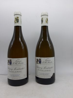 deux bouteilles de vin posées l'une à côté de l'autre sur une table