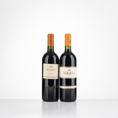 deux bouteilles de vin rouge posées sur une table