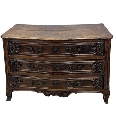 une image d'une commode en bois avec des sculptures ornementales