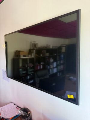 une télévision à écran plat accrochée au mur dans un salon