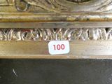 une horloge posée sur une table