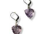une paire de boucles d'oreilles en améthorate et diamants sur fond blanc