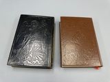 deux livres posés l'un à côté de l'autre sur une table