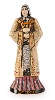 une image représentant une figurine de femme en robe