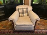 une chaise sur laquelle est posé un coussin, dans une pièce