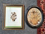 deux tableaux encadrés accrochés au mur, à côté d'un tapis
