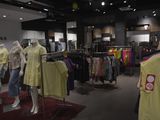 de nombreux mannequins exposés dans un magasin de vêtements
