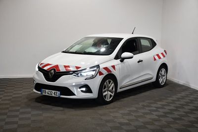 la voiture blanche est garée dans une pièce au sol en damier
