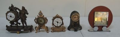 de nombreux types d'horloges différents posés sur la table