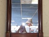 un miroir posé sur une table