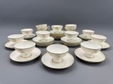 un ensemble de tasses et de soucoupes empilées les unes sur les autres