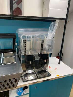 une photo d'une machine à café posée sur un plan de travail dans une cuisine