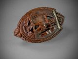 un gros plan sur une plaque en bois sur laquelle figure un cheval