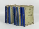six livres aux couvertures bleues et vertes empilés les uns sur les autres
