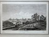 une vieille photo montrant une vue d'une ville depuis une colline
