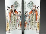 paire de vases chinois avec personnages assis sur une table