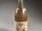 une bouteille de vin posée sur une table