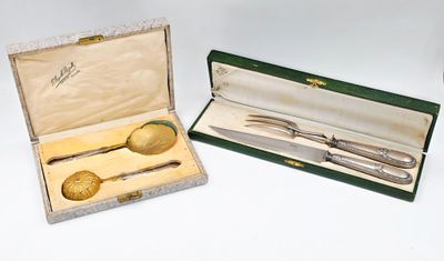 deux cuillères et une fourchette dans une boîte
