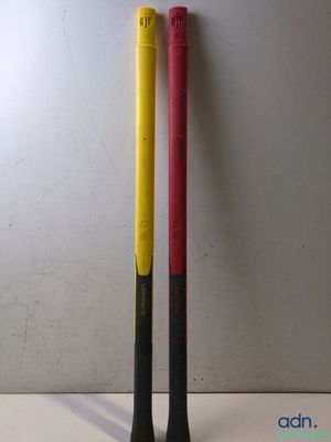 deux battes de baseball posées l'une à côté de l'autre sur une table