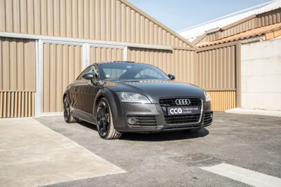 une voiture noire garée devant un bâtiment