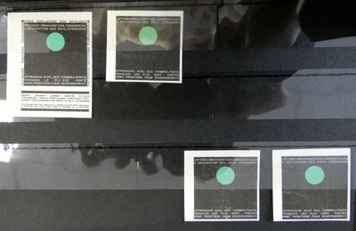une photo d'une vitrine recouverte de nombreux autocollants