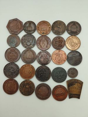 une image d'une collection de pièces de monnaie anciennes sur une surface blanche