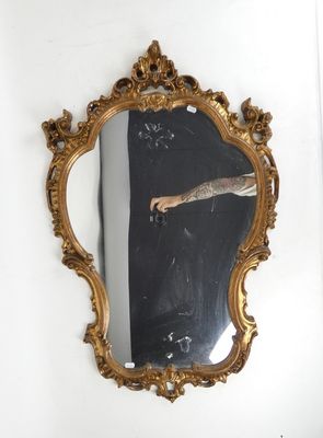 un miroir accroché au mur, avec une personne en train de le prendre en photo