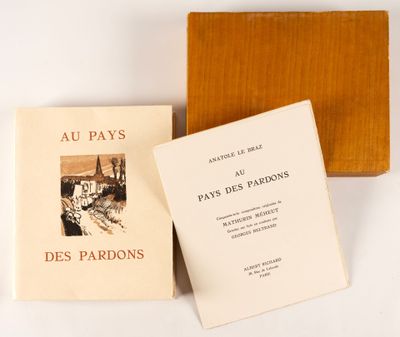 un livre ouvert posé sur une caisse en bois, à côté d'une autre caisse en bois