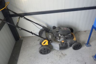 une tondeuse à gazon qui se trouve dans le garage