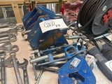 de nombreux outils différents posés sur une table dans une pièce