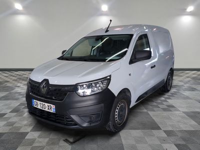 la camionnette blanche est garée sur le sol en damier d'une pièce