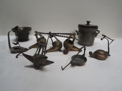 un grand nombre d'objets métalliques posés sur une table