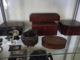 une vitrine en verre contenant divers objets