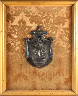 une photo d'une photo représentant un blason accroché au mur