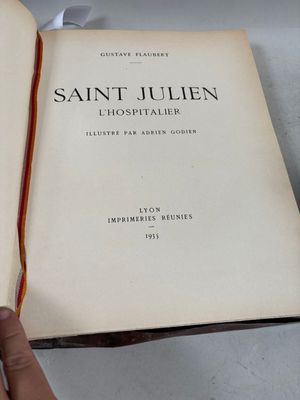 une personne tenant un livre ouvert sur une table