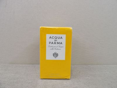 gros plan d'une boîte de parfum sur une table