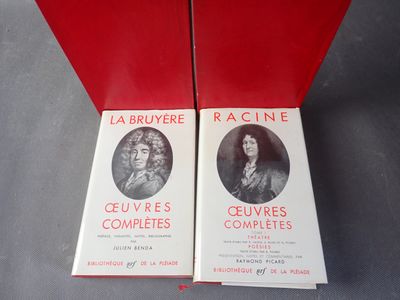 deux livres posés sur une table, sur lesquels figure la photo d'un homme et d'une femme