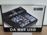 une photo montrant une boîte contenant des tables de mixage posée sur une table