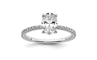 une bague de fiançailles sertie d'un diamant de taille ovale, avec des côtés en pavé