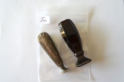 deux objets qui se trouvent dans un sac posé sur la table