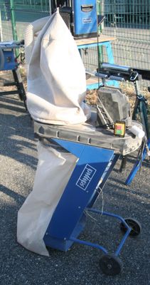 un chariot bleu sur lequel est posé un sac blanc