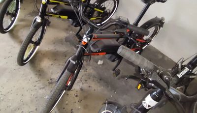 de nombreux vélos garés dans un garage
