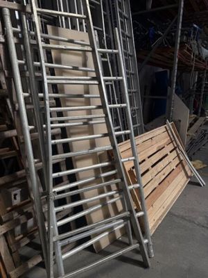 une pile d'échelles métalliques empilées les unes sur les autres