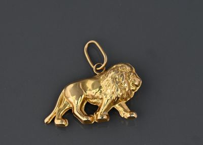 Pendentif en or jaune 18k figurant un lion marchant.