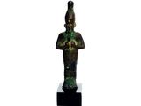 une statue égyptienne représentant un homme coiffé d'un chapeau
