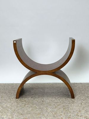 une image représentant un banc en bois avec une assise incurvée