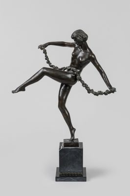 une statue en bronze représentant une femme avec une chaîne autour du cou