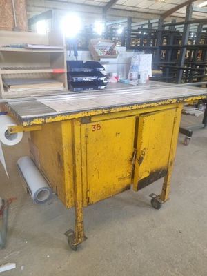 une table jaune sur laquelle est posé un rouleau de papier