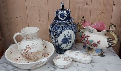 une table sur laquelle sont disposés de nombreux vases et plats
